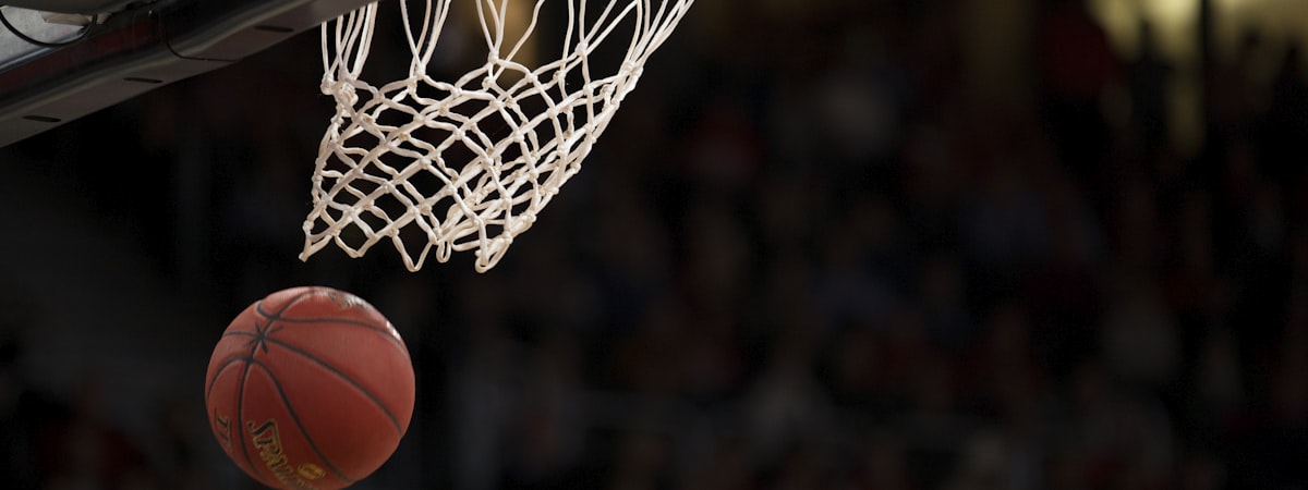 哈哈体育平台NBA季后赛直播画面截图，显示扣篮精彩瞬间