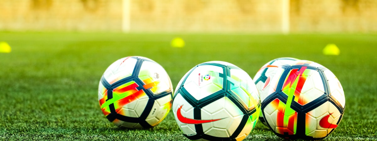 哈哈体育平台深度专题文章配图，分析足球战术演变